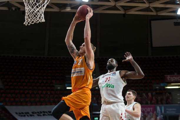 中超百场里 中超百场里